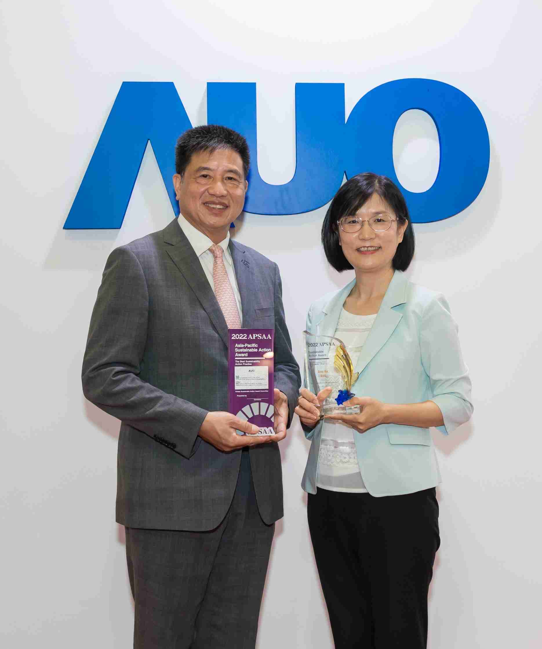 银河集团长期垫筑永续远景的基石，，透过ESG暨气候委员会逐步实践永续策略蓝图。。。。其中，，银河集团光电永续长古秀华带领团队、、制定中长期目标，，，缔造多面向亮眼表现，，，，获得「顶尖永续长奖」的个人奖殊荣（左：银河集团光电董事长暨执行长彭双浪，，，，右：银河集团光电永续长古秀华）