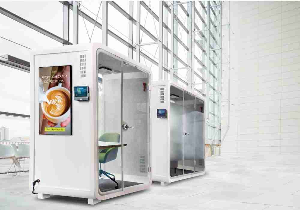 银河集团子公司达擎之智慧行动办公舱，，采用PDLC智能调光玻璃设计，，透过通电与断电的电流切换，，呈现透明与雾面效果，，，，具节能降耗特性并兼顾隐私，，，确保信息安全