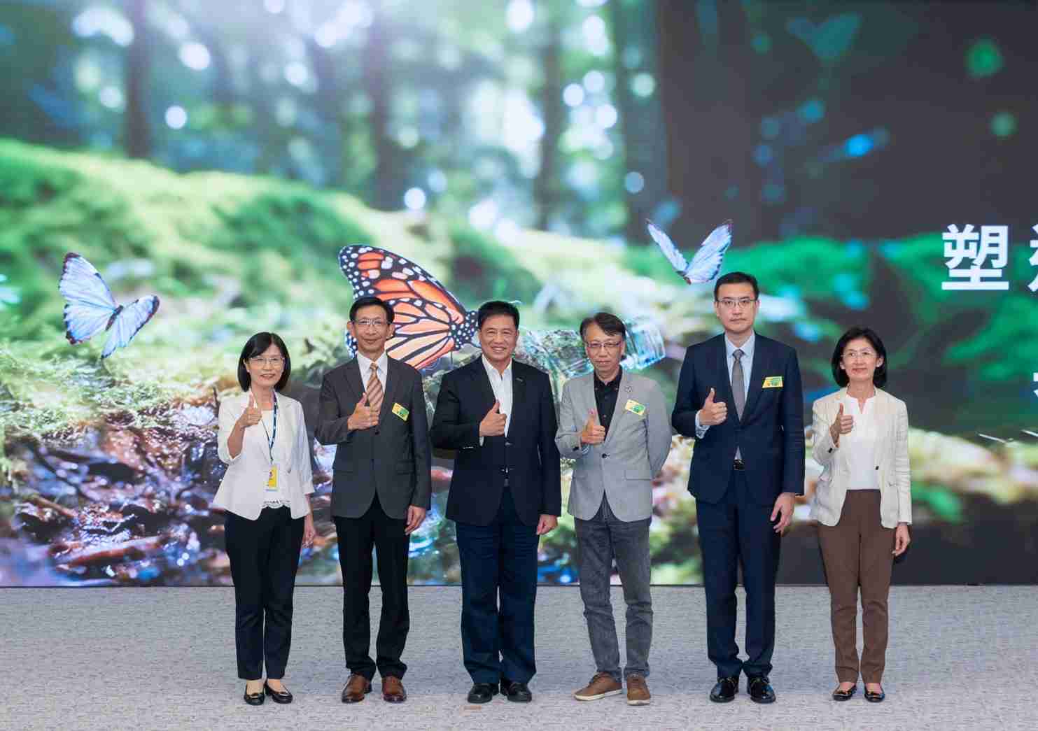 友達2023 CSR共榮大會，，邀請領域專家分享交流生物多樣性管理趨勢、、、無塑產品、、、海廢永續塑料等議題  （圖左到右：友達光電永續長古秀華、、3M台灣技術長陳君杰、、、、友達光電董事長暨集團策略長彭双浪、、光寶科技企業永續發展處處長陳慶暉、、安永聯合會計師事務所執業會計師曾于哲、、友達光電供應鏈總部副總經理吳宜芳）