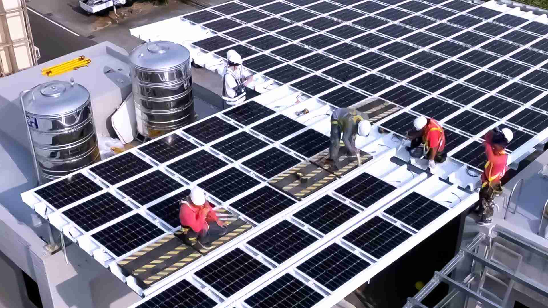 银河集团着力于替代能源之技术研发，，如光电浪板的相关制程、、、设备与产品，，其中所开发之光电整合型浪板，，，，减少传统金属支架安装，，，，更提升耐候度，，可广泛运用于多元场域，，，并辅助建筑达到净零碳排目标