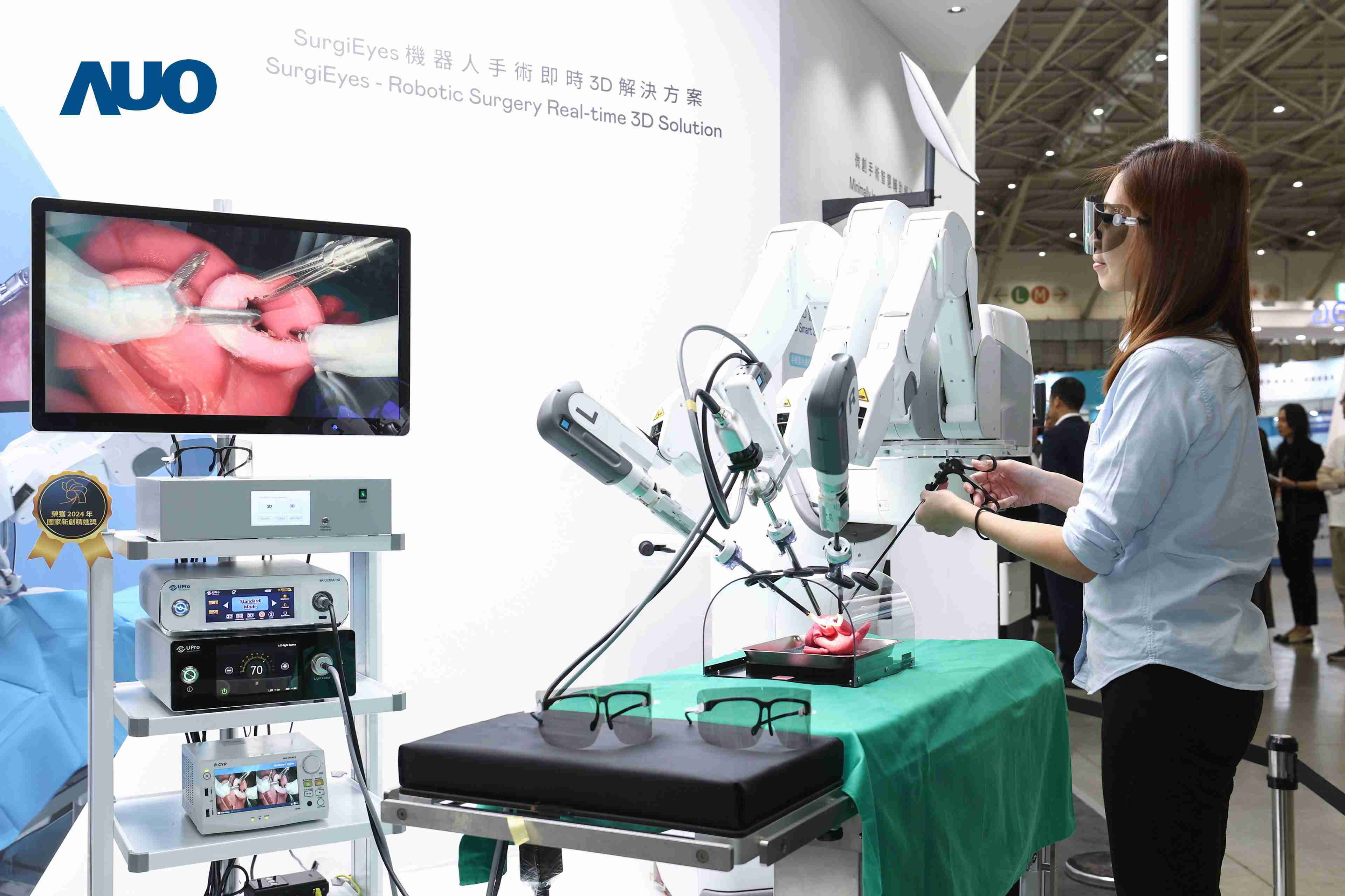 达擎以领先的3D显示技术推出〝SurgiEyes机器人手术实时3D解决方案〞，，整合先进3D图像处理与独家3D垂直宽视角、、、广色域的显示技术，，，手术团队可实时同步主刀医师视角看到清晰3D影像，，，，提升沟通效率与安全性。。